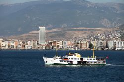 Traghetto urbano a Izmir (Smirne) in  Turchia, una delle città più antiche dell'Egeo, al pari della mitica Troia - © Prometheus72 / Shutterstock.com 