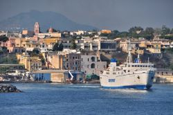 Traghetto in partenza da Procida Caremar, sulla ...