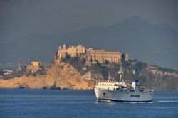 Traghetto caremar davanti a Procida,  sullo sfondo il borgo di Terra Murata, e più indietro il monte Epomeo di Ischia 