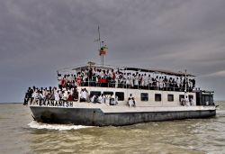 Traghetto sul lago Tana con fedeli che rientrano ...