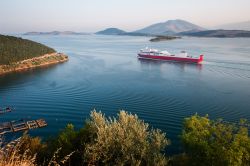 Traghetto per la grecia da Ancona, in arrivo nel porto di Igoumenitsa, il principale dell'Epiro, il terzo per importanza della Grecia - © ollirg / Shutterstock.com