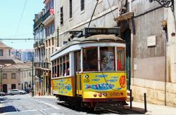 Un tram di Lisbona decorato con le immancabili ...