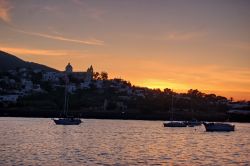 Tramonto isola Stromboli, Eolie. Le escursioni in barca portano i turisti all'imbrunire a vedere le esplosioni del vulcano al largo della Sciara del Fuoco.