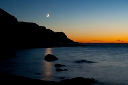 Tramonto nella Spiaggia di Porticciolo, a nord di Alghero, in Sardegna. Incastonata all'interno della Cala Viola, lungo quella che viene chiamata Riviera del Corallo, questa spiaggetta sabbiosa ...