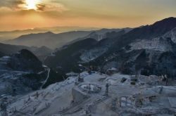 Tramonto alle Cave di  marmo a Carrara, sulle Alpi Apuane