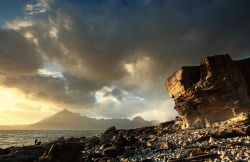 Il tramonto visto da Elgol, sull'isola di Skye in Scozia. Sullo sfondo le Cuillin Hills, una piccola catena montuosa dal profilo aguzzo che sfiora i 1000 emtri di quota ed è molto ...