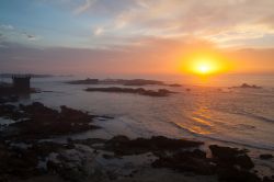 Tramonto ad Essaouira, Marocco - Il calar del sole offre degli scorci paesaggistici che solo il continente africano sa donare. In questa bella immagine, il tramonto illumina di sfumature gialle ...