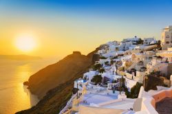 Tramonto da villaggio di Firostefani, nel nord dell'Isola Santorini (Thira) in Grecia - © Tatiana Popova / Shutterstock.com