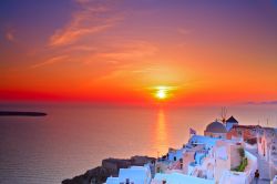 Tramonto da Oia, punta nord dell'isola di Santorini. Saimo nell'arcipelago delle isole Cicladi meridionali nel mare Egeo della Grecia - © Ljupco Smokovski / Shutterstock.com