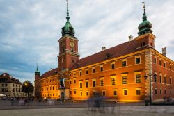 Al Tramonto Varsavia si rivela come una città Romantica. Non a caso è stata chiamata la Parigi del Nord. NEll'immagine il Castello Reale - © Jacek Kadaj / Shutterstock.com ...