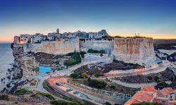 Tramonto a Bonifacio, nel Sud della Corsica, sullo stretto delle Bocche di Bonifacio che separa l'isola dalla Sardegna. Al calar del sole la luce rosata rende ancor più pittoresco ...