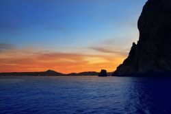 Tramonto spettacolare a Capo Sant Antonio, che si trova lungo la Costa Blanca nei pressi di Denia, in Spagna - © holbox / Shutterstock.com
