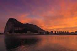 Tramonto infuocato sulla spiaggia di Gibilterra, al confine con l'Andalusia, sud della Spagna - © fabferro / Shutterstock.com