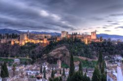 Tramonto a Granada con Alhambra e Sierra Nevada sullo sfondo - © Procy / Shutterstock.com
