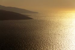 Tramonto a Icaria una delle isole del Mar Egeo in Grecia - © Portokalis / Shutterstock.com