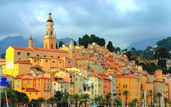 Tramonto a Mentone il borgo della Francia che si trova in Costa Azzurra, al confine con l'Italia - © Giancarlo Liguori / Shutterstock.com