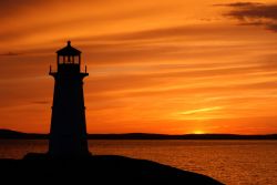 Tramonto a Peggy's Cove, Canada, sulla sponda orientale della St. Margarets Bay. In primo piano la sagoma di uno dei fari che costellano la Lighthouse Route (appunto "la Strada dei ...