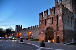 Tramonto a Soave, in fotografia l'ingresso ...