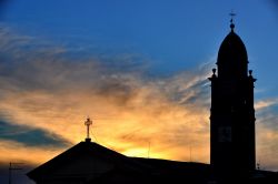 Tramonto a Soave la Chiesa Parrocchiale di San Lorenzo con il campanile del 18° secolo