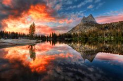 Tramonto struggente  al Cathedral Lake, nello Yosemite National Park della California, Stati Uniti d'America - © Celso Diniz / Shutterstock.com