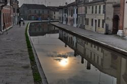 Tramonto nel centro di Comacchio, il borgo dei lidi Ferraresi, Emilia-Romagna.
