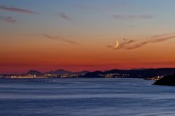 Tramonto con Luna crescente a Benidorm, la località costiera in Spagna - © ags1973 / Shutterstock.com