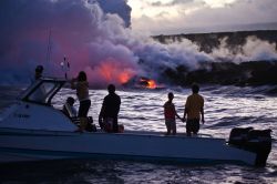 Un tramonto "infuocato" alle isole Hawaii, quasi tutte di origine vulcanica: molti vulcani sono ancora attivi e può succedere che la lava scivoli fino al mare. Il fuoco e il ...