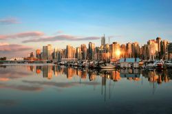 I grattacieli di Vancouver (British Columbia, Canada) si specchiano nell'acqua al tramonto, visti da Stanley Park - © jakobradlgruber / Shutterstock.com