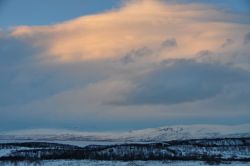 Tramonto invernale ad Abisko, in basso il lago Tornetrask, il secondo più profondo della Svezia