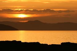 Tramonto sul lago Turkana, al termine della Rift Valley del Kenya. Il lago prosegue in territori o dell'Etiopia, e lungo le sue sponde vivono diversi gruppi etnici. E' considerata una ...