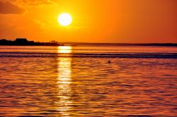 Tramonto spettacolare sulla laguna di Moorea , in Polinesia Francese