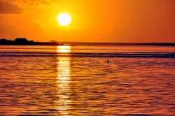 Tramonto spettacolare sulla laguna di Moorea , in Polinesia Francese