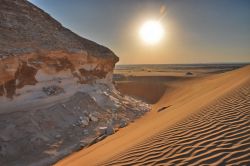 Tramonto nel deserto bianco dell'egitto