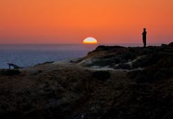 Tramonto nell'oceano Atlantico ripreso dalla costa di Sagres in Portogallo. E' uno dei luoghi migiori per fotografare il mito raggio verde, l'ultima luce di sole dalle tinte verde ...