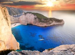 Tramonto a Zante: in primo piano la famosa spiaggia del relitto, una delle attrazioni turisitiche di Zacinto più importanti della Isole Ioniche, della Grecia, e forse la spiaggia più ...