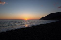 Tramonto spettacolare fotografato dalla spiaggia nera di Nonza in Corsica