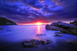 Sul mare di Nagasaki, Giappone, un pittoresco tramonto in cui l'arancio caldo del sole sfuma nei blu dell'acqua e del cielo - © TOMO / Shutterstock.com