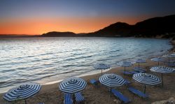 Tramonto sulla spiaggia di Pefkos a Rodi, Grecia ...