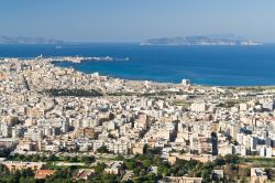 Panorama di Trapani e delle Isole Egadi fotografato dal borgo di Erice, all'estremità nord-occidentale della Sicilia. Ci sono circa 10 km tra il capoluogo di provincia e Erice, posta ...