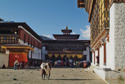 Il tempio Trashichhod Dzong a Thimphu (Trashi Chhoe Dzong), durante il Festival Tsechu in Bhutan. é un esempio di Monastero - fortezza, si trova al nord del centro storico della capitale ...