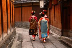 Geishe a passeggio a Gion, Tokyo - Tradizionale artista e intrattenitrice, con abilità che includono normalmente musica, canto e danza, la geisha era molto popolare in Giappone tra il ...