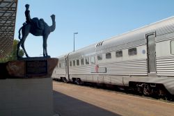 Il treno Ghan nella stazione di Alice Springs ...