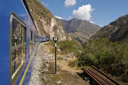 Treno per Machu Picchu, Perù - Per raggiungere più facilmente Machu Picchu si può scegliere di percorrere un tratto della linea ferrata Cuzco-Aguas Calientes, quest'ultimo ...