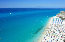 Tropea, la spiaggia cittadina rimane sotto al borgo: siamo sulla costa tirrenica della Calabria - © Natalia Macheda / Shutterstock.com
