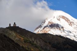 Tsminda Sameba e vulcano Kazbegi, Georgia.
