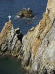 Tuffatori Acapulco si gettano nell'oceano dalle rocce della Quebrada. Siamo in Messico, nello stato del Guerrero - © Ramunas Bruzas / Shutterstock.com