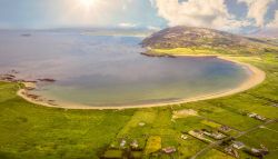 La spiaggia di Tullagh Bay in Irlanda: siamo nella Contea di Donegal - © govisitnishowen,com