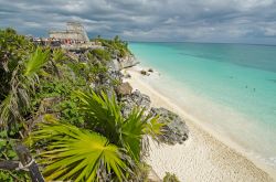 Tulum beach: la magnifica spiaggia della Riviera Maya in Messico. Tulum è uno dei pochi insediamenti costieri del popolo Maya, ed era un importante porto commerciale. E' uno dei siti ...