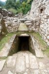 Tunnel di accesso a un palazzo Maya di Palenque, nel Chiapas, in Messico. Non è raro che i templi e i palazzi dell'antica città comprendano vani sotterranei, anche di molti ...