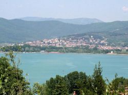 Tuoro sul Trasimeno: panorama della cittadina sul lago dell'Umbria - © www.prolocotuorosultrasimeno.it